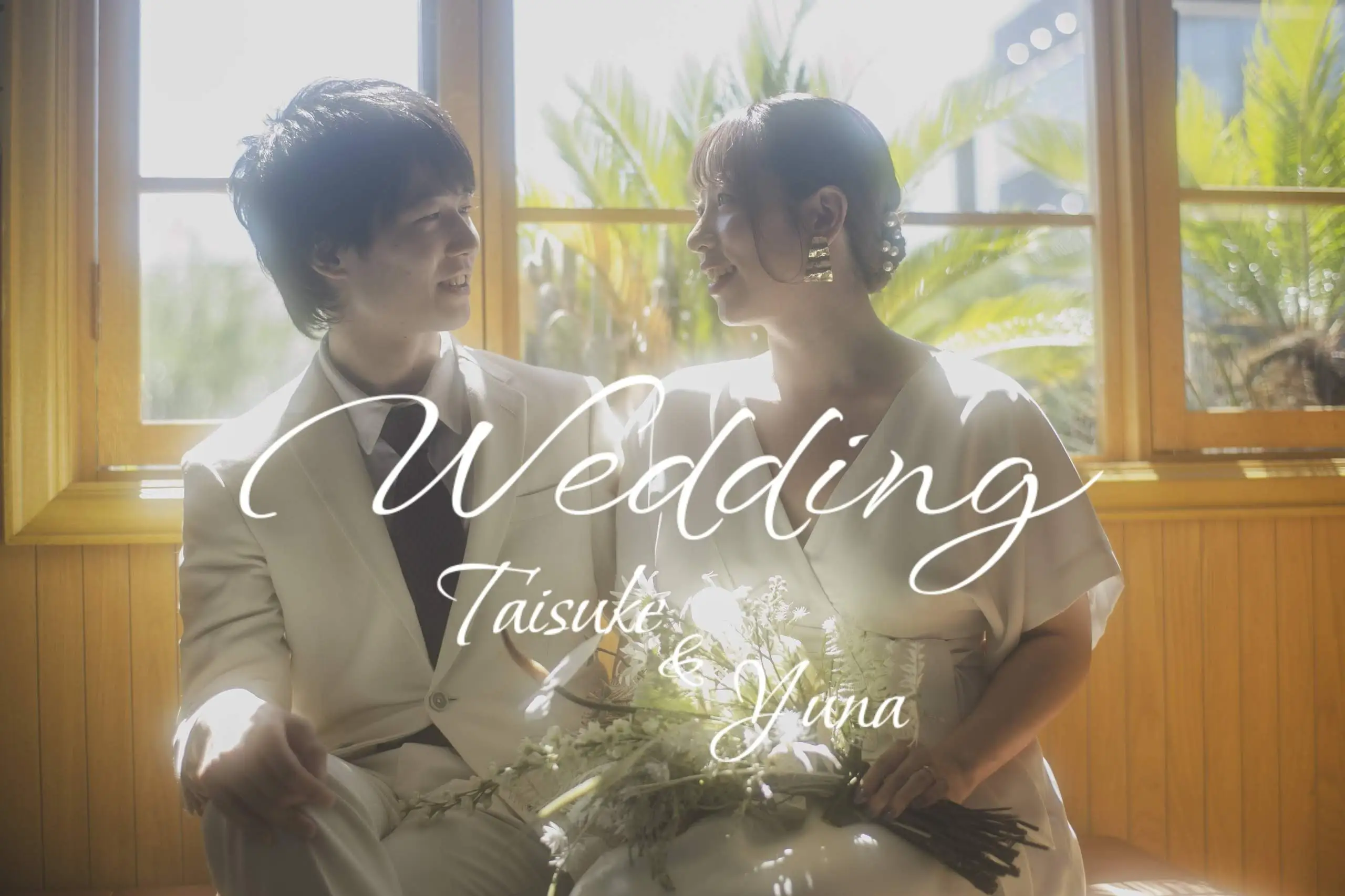 衣装を来た2人が笑い合っている画像